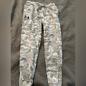 Camo Under Armour sweatpants, youth large